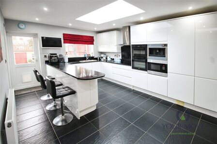 4 bedroom Mid Terrace House for sale