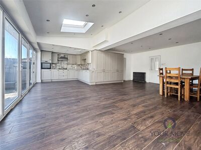 5 bedroom Semi Detached House to rent