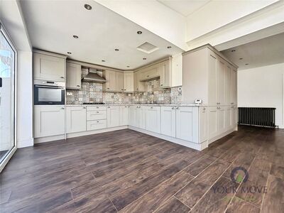 5 bedroom Semi Detached House to rent