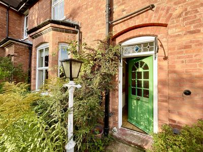 3 bedroom Mid Terrace House for sale