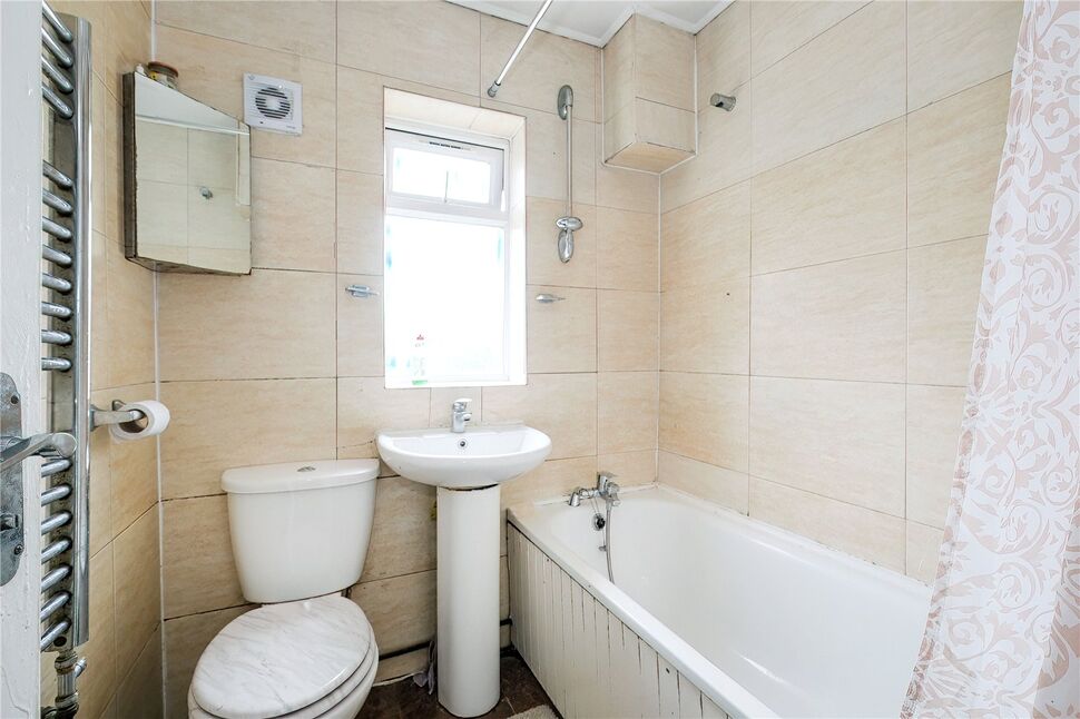 2 bedroom Mid Terrace House for sale, Winterbourne Road, RM8 £350,000