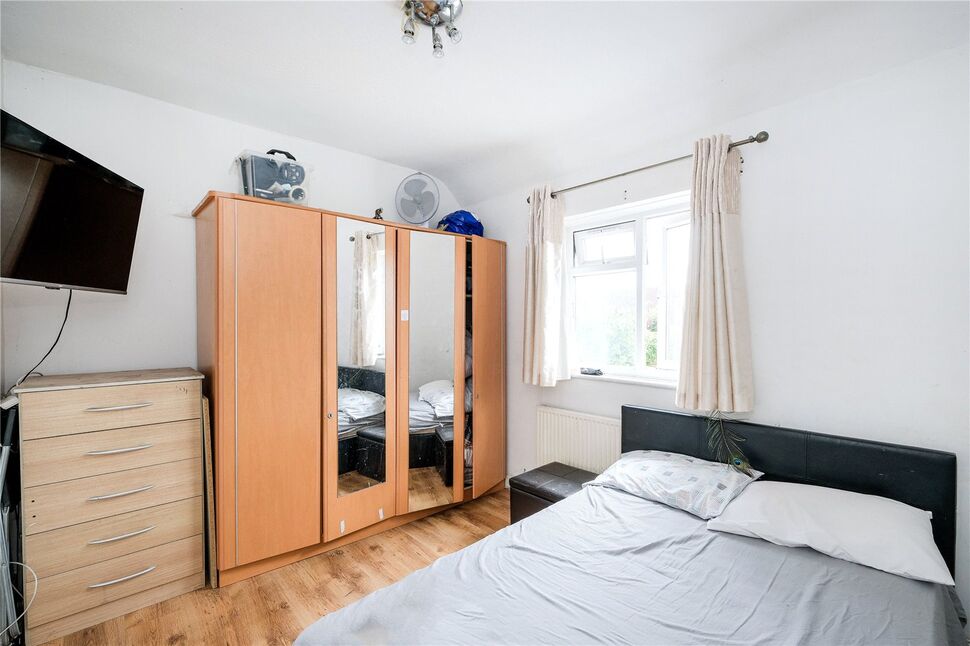 2 bedroom Mid Terrace House for sale, Winterbourne Road, RM8 £350,000