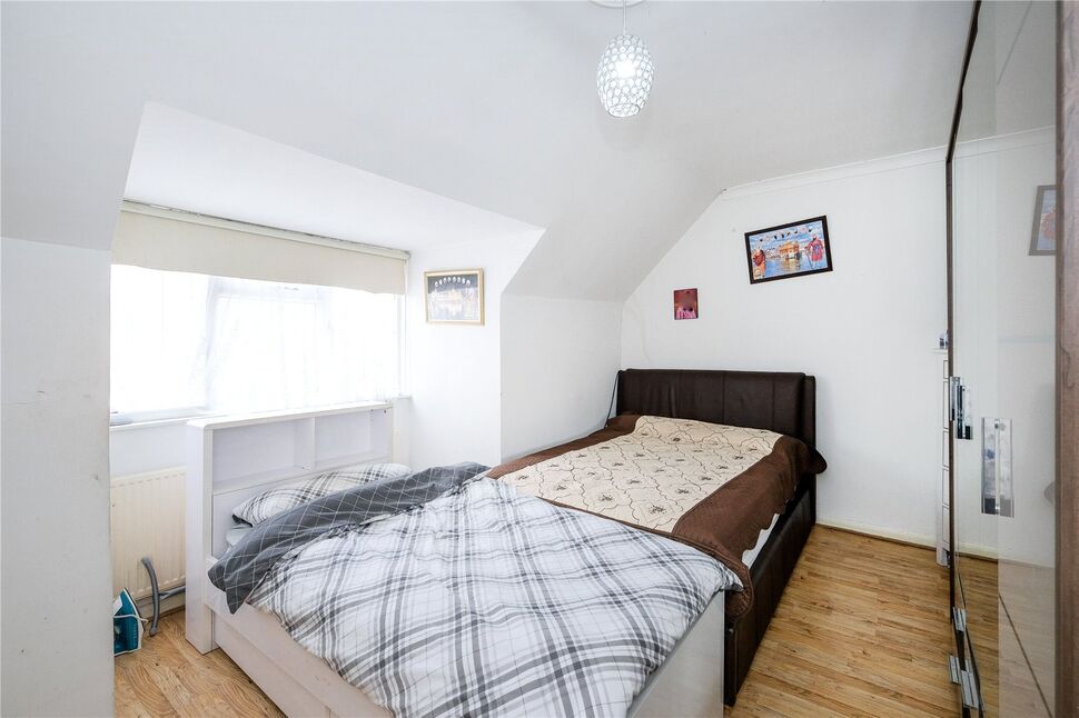 2 bedroom Mid Terrace House for sale, Winterbourne Road, RM8 £350,000