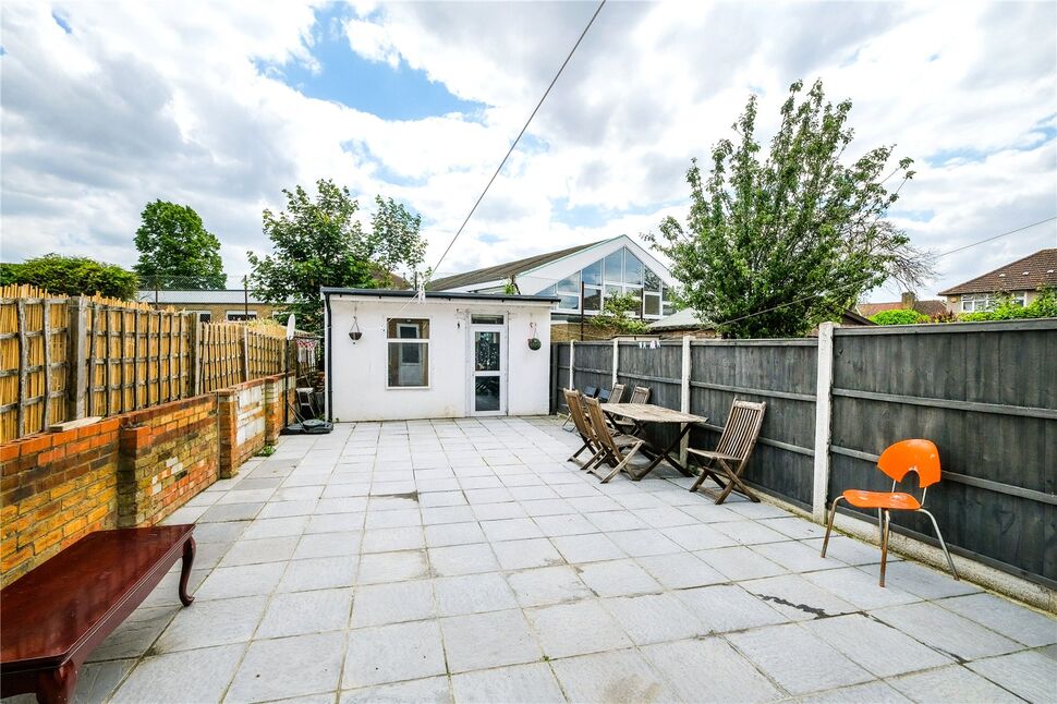 2 bedroom Mid Terrace House for sale, Winterbourne Road, RM8 £350,000