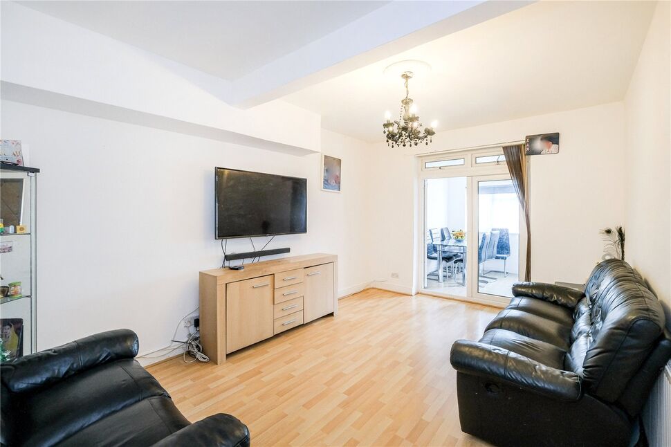 2 bedroom Mid Terrace House for sale, Winterbourne Road, RM8 £350,000