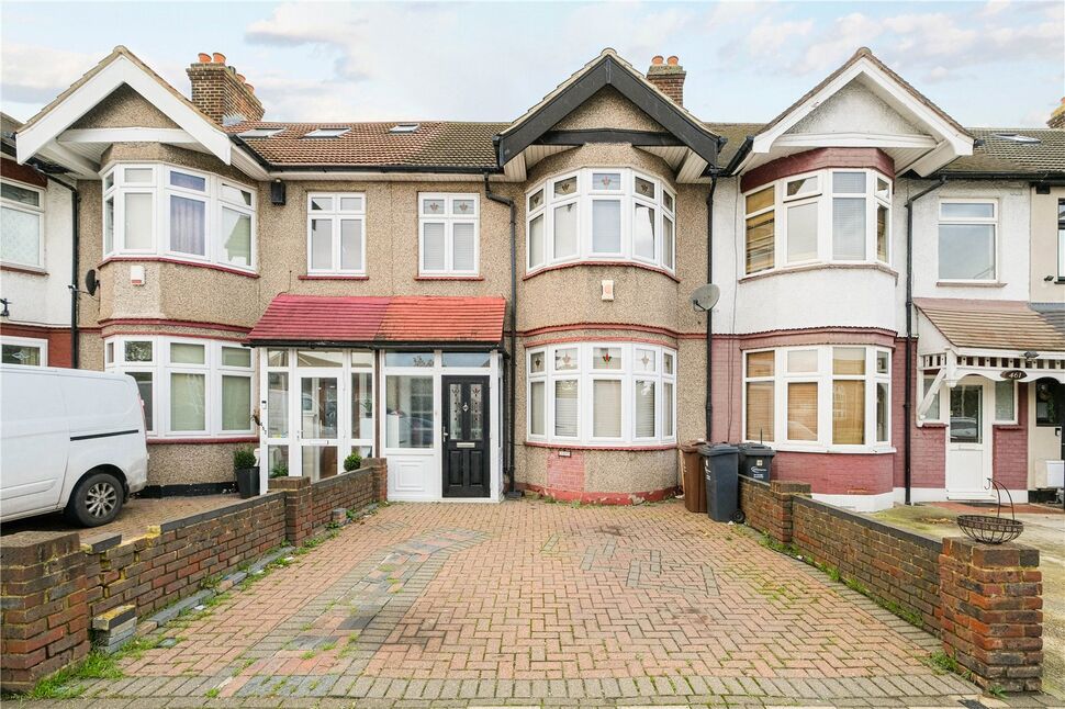 3 Bedroom Mid Terrace House For Sale Havering Gardens Chadwell Heath Rm6 £475000
