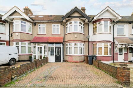 Whalebone Lane North, 3 bedroom Mid Terrace House for sale, £450,000