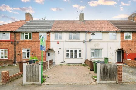 Valence Avenue, 3 bedroom Mid Terrace House for sale, £450,000