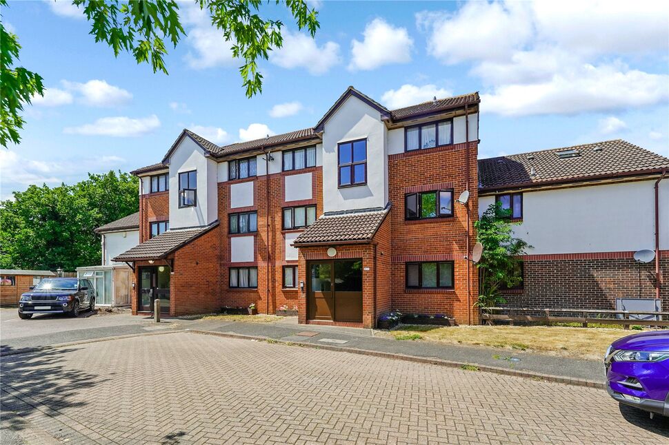 Main image of 1 bedroom  Flat for sale, Banner Close, Purfleet, Essex, RM19