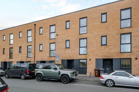 Ellis Avenue, 3 bedroom Mid Terrace House for sale, £500,000