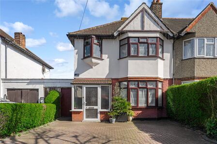 Ashton Gardens, 3 bedroom End Terrace House for sale, &pound;525,000