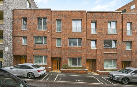 4 bedroom Mid Terrace House for sale