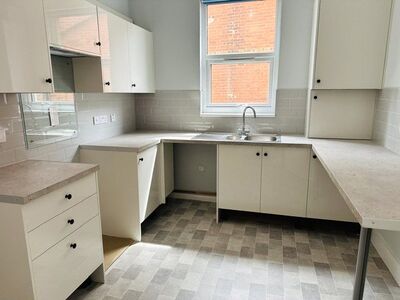 3 Sea Road, 2 bedroom Flat to rent, &pound;900 pcm