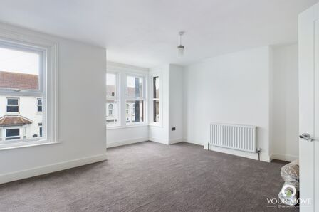 4 bedroom Mid Terrace House to rent