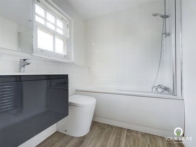 High Street, 2 bedroom  Flat to rent, £1,100 pcm