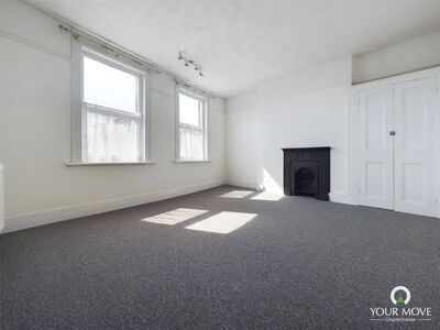 High Street, 3 bedroom Flat to rent, &pound;1,100 pcm