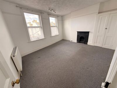 High Street, 3 bedroom Flat to rent, &pound;1,100 pcm