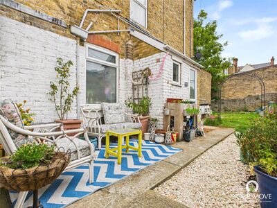 Lyndhurst Avenue, 2 bedroom  Flat for sale, £225,000