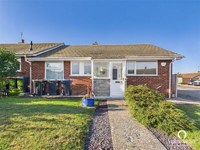 Kilndown Gardens, 2 bedroom End Terrace Bungalow for sale, £310,000
