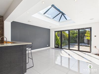 3 bedroom Mid Terrace House for sale