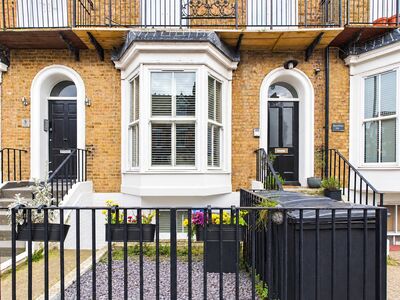 2 bedroom Flat for sale