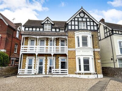 Sea Road, 2 bedroom Flat to rent, &pound;1,200 pcm
