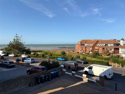 Sea Road, 2 bedroom Flat to rent, &pound;1,200 pcm