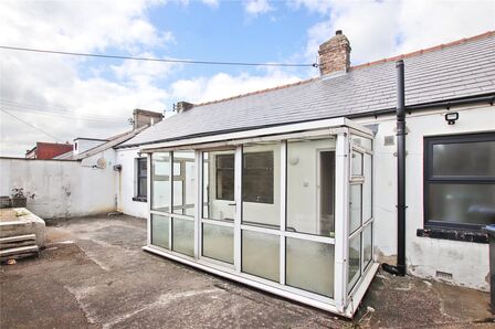 St. Ives Road, 3 bedroom Flat to rent, &pound;700 pcm