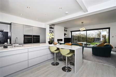 3 bedroom Mid Terrace House for sale