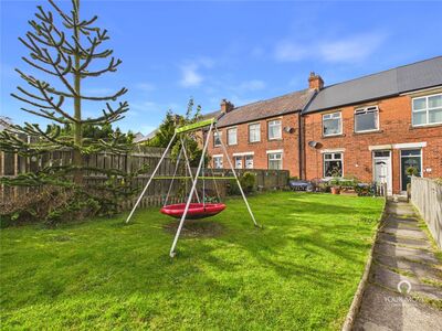 3 bedroom Mid Terrace House for sale