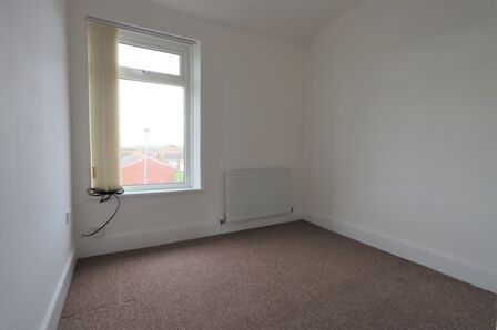 Front Street, 3 bedroom Mid Terrace House to rent, &pound;575 pcm