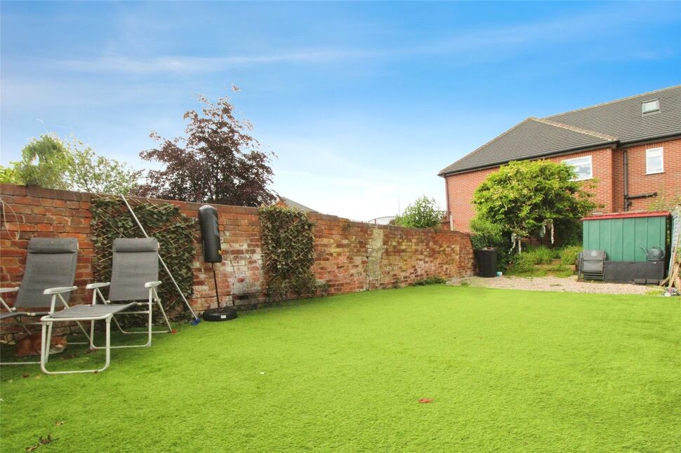 3 bedroom End Terrace House for sale, London Road, Coalville, LE67 £