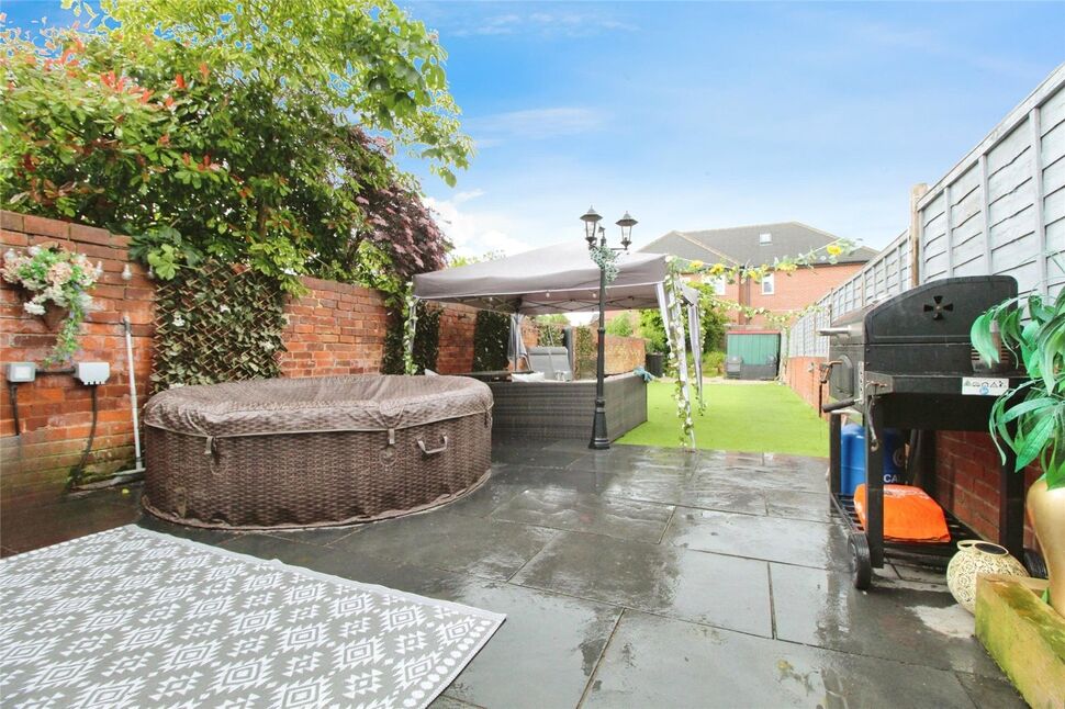 3 bedroom End Terrace House for sale, London Road, Coalville, LE67 £