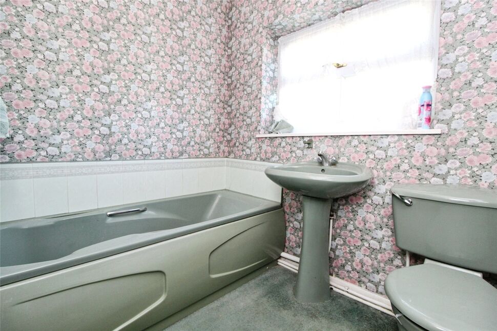 Bathroom 6'8" x 5'7"