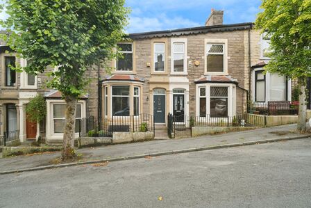 3 bedroom Mid Terrace House for sale