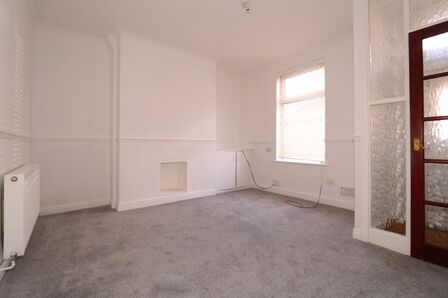 Curzon Road, 2 bedroom Mid Terrace House to rent, &pound;900 pcm