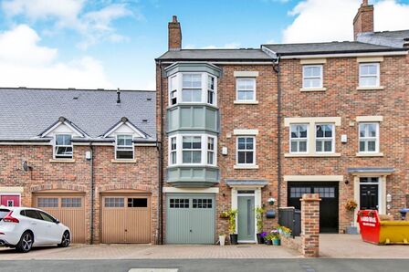 4 bedroom Mid Terrace House to rent