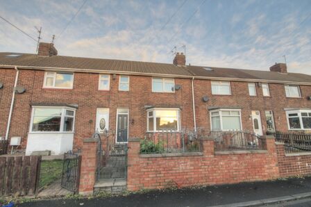 St. Johns Crescent, 3 bedroom Mid Terrace House to rent, &pound;695 pcm