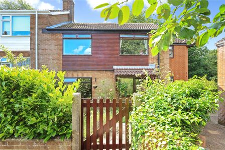 Wearside Drive, 4 bedroom Semi Detached House to rent, £1,650 pcm