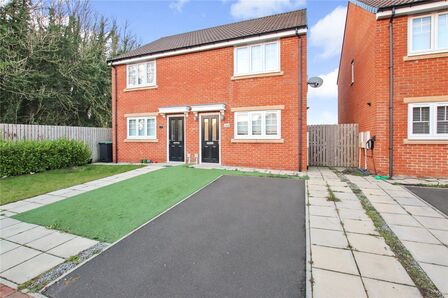 Earls Way, 2 bedroom Semi Detached House to rent, &pound;850 pcm