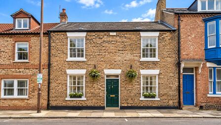 3 bedroom Mid Terrace House for sale
