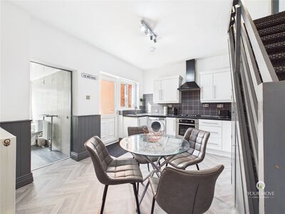 2 bedroom Mid Terrace House for sale