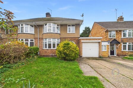 The Bartons Close, 3 bedroom Semi Detached House to rent, £1,400 pcm