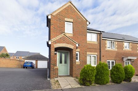 Milburn Drive, 3 bedroom Semi Detached House to rent, £1,300 pcm