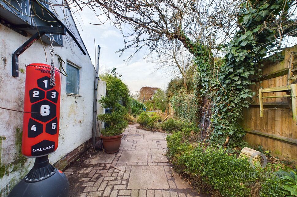 2 bedroom Mid Terrace House for sale, Daventry Road, Norton, NN11 £