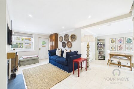 High Street, 3 bedroom Mid Terrace House for sale, &pound;300,000