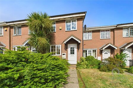 Chepstow Close, 2 bedroom Mid Terrace House to rent, £1,200 pcm