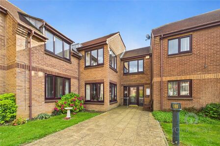 Pond Farm Close, 2 bedroom  Flat for sale, £140,000