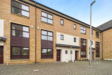 4 bedroom Mid Terrace House to rent