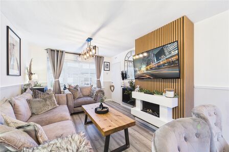 3 bedroom Mid Terrace House for sale